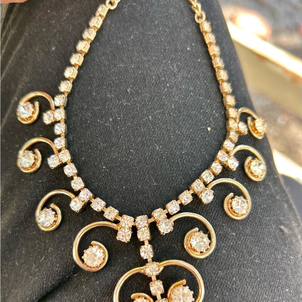 VINTAGE Sarah Coventry 60โs 70โs RARE
Crystal diamond gold drop necklace - Picture 1 of 17